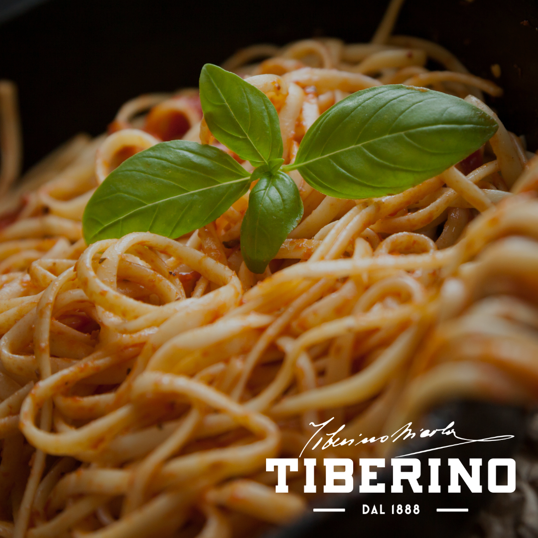Linguine alla Sorrentina con sugo rosso e foglia di basilico fresco, logo Tiberino 1888.