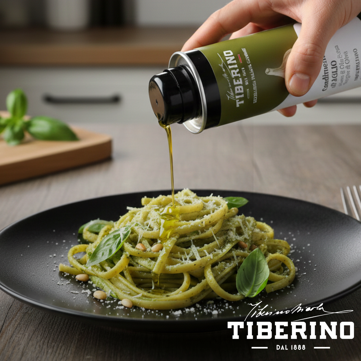 Mano versa condimento all'aglio Tiberino 1888 da lattina verde 250ml su pasta al pesto con pinoli e basilico.
