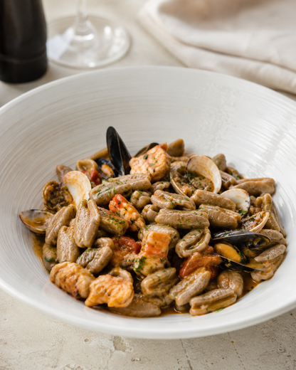 PIATTO DI CERAMICA CON CAVATELLI AL GRANO ARSO E SUGO DI PESCE