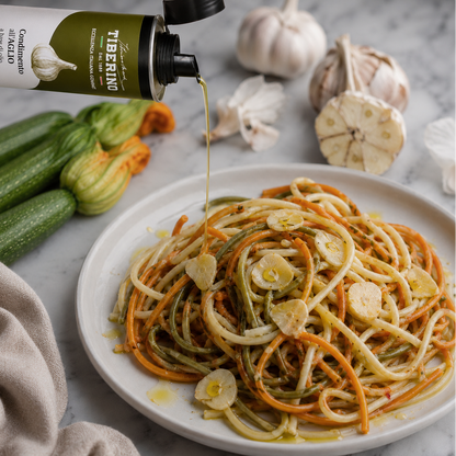 PIATTO DI SPAGHETTI CONDITO CON OLIO ALL'AGLIO
