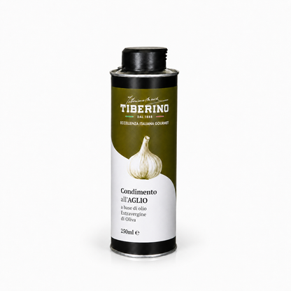 Lattina cilindrica nera e verde oliva di Condimento all'Aglio Tiberino 1888 da 250ml con tappo nero, raffigurante uno spicchio d'aglio bianco.