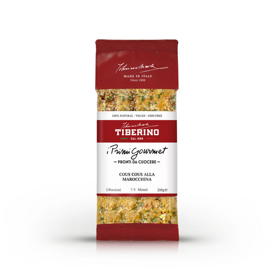 Confezione rossa opaca di Couscous alla Marocchina Tiberino 1888, 200g, con finestra trasparente che mostra il couscous secco.