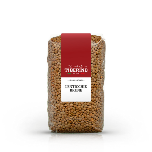 Sacchetto trasparente di lenticchie brune Tiberino 1888 con etichetta rossa e bianca, su sfondo bianco.