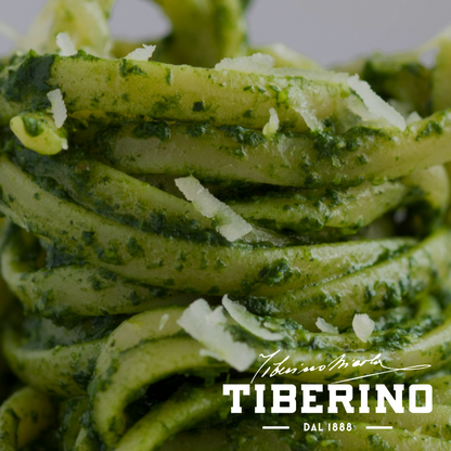 Linguine verdi con pesto alla Genovese e scaglie di formaggio bianco, primo piano, logo Tiberino 1888.