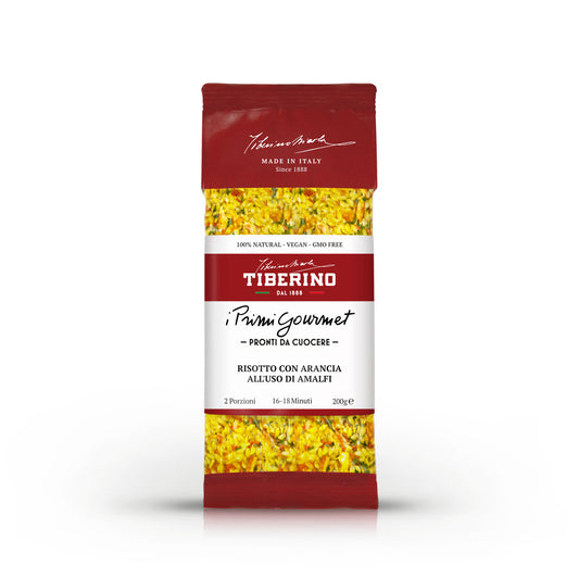 Confezione rossa e bianca di Risotto con Arancia all'Uso di Amalfi Tiberino 1888, 200g, con riso giallo visibile.