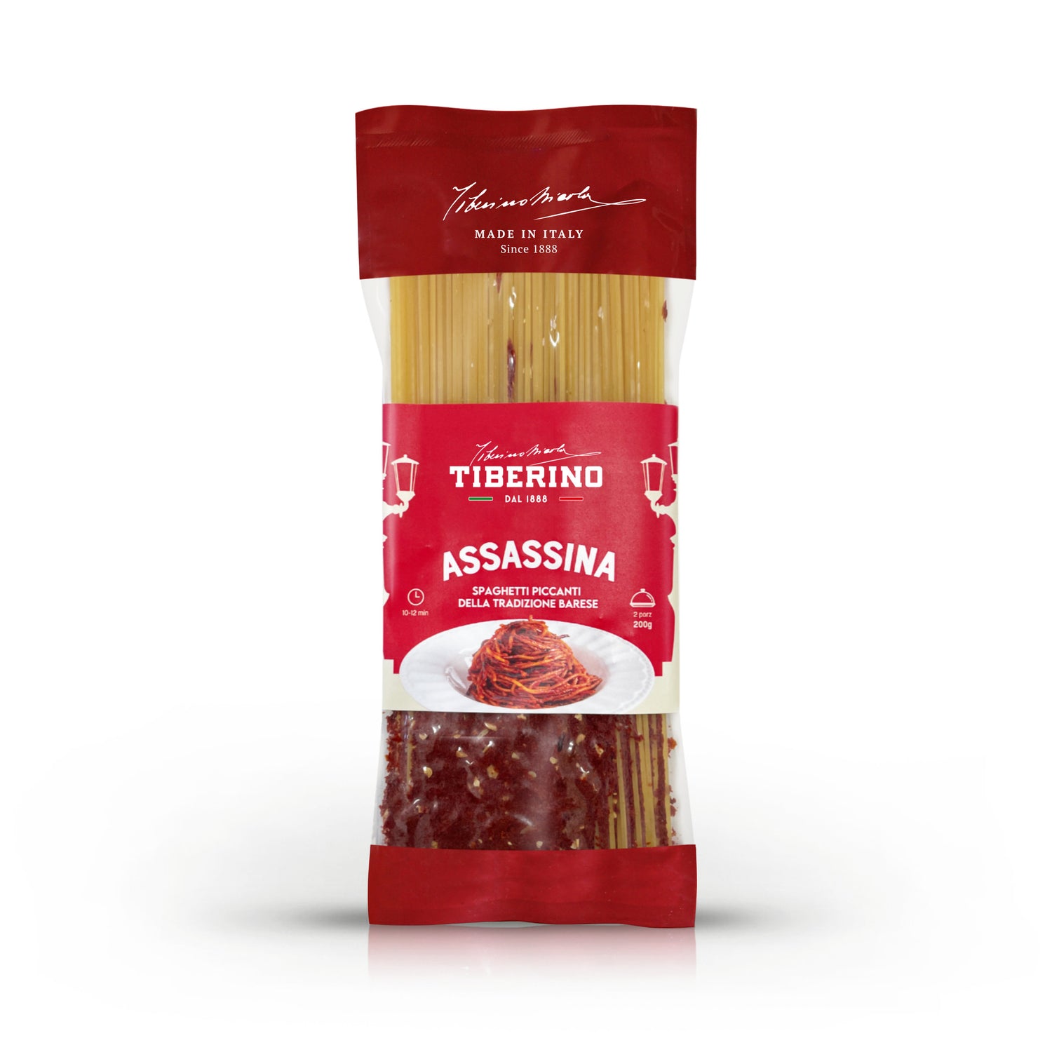 Confezione di spaghetti Tiberino 1888 Assassina, pasta lunga gialla con spezie rosse, etichetta rossa con piatto di spaghetti piccanti.