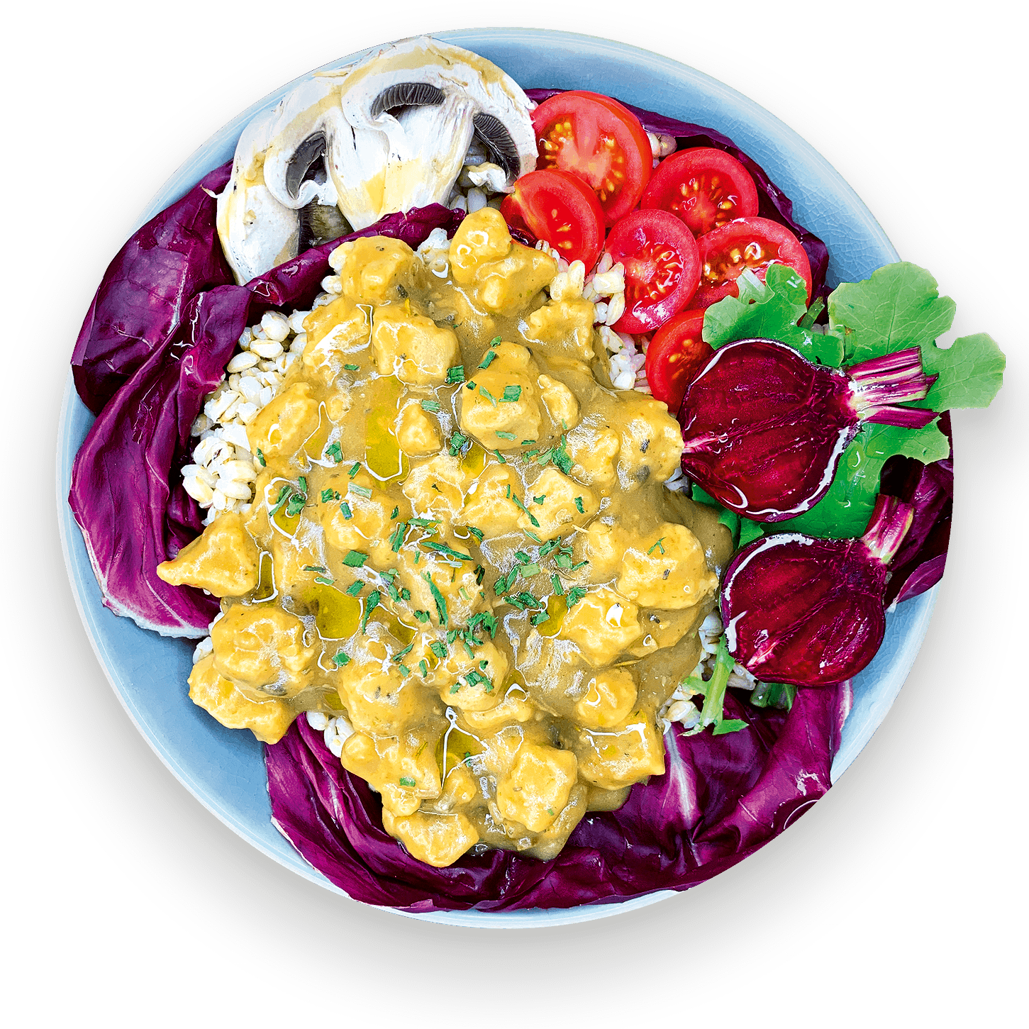 Spezzatino vegano giallo con funghi porcini e purè di patate, servito in una ciotola blu con radicchio, pomodorini, barbabietola e fungo champignon.