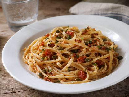 Bronze‑gezogene Linguine alla Puttanesca mit Tomaten, Kapern und Oliven