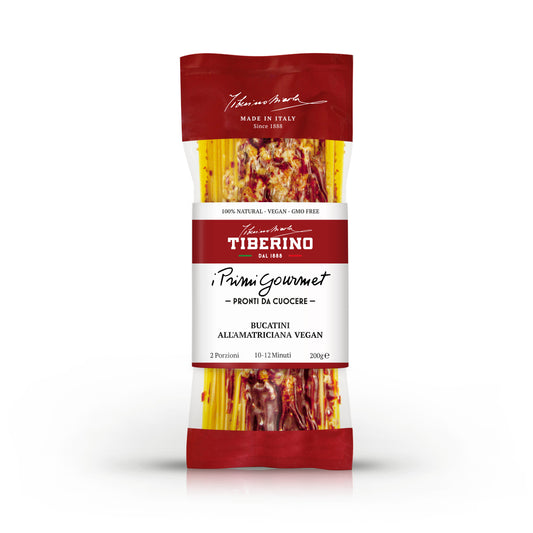 Confezione trasparente e rossa di Bucatini all'Amatriciana Vegan Tiberino 1888, 200g, con pasta gialla e sugo visibili.