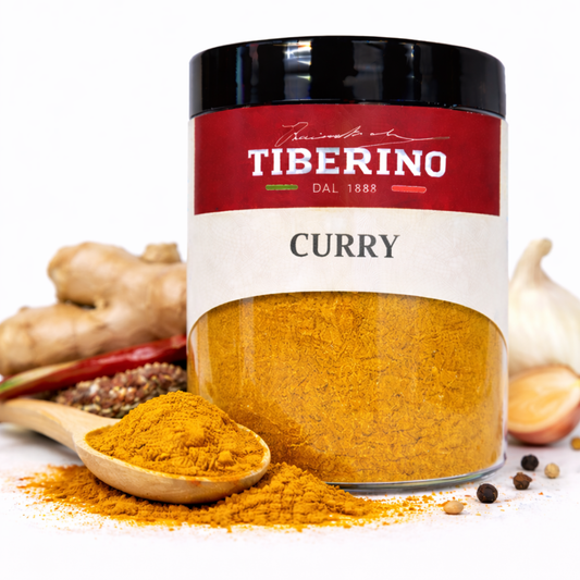 Barattolo di vetro trasparente Tiberino 1888 Curry non piccante da 40g, con polvere gialla, cucchiaio di legno, zenzero, aglio e peperoncino.