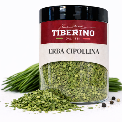 Barattolo trasparente Tiberino 1888 di erba cipollina essiccata, con erba cipollina fresca e grani di pepe.