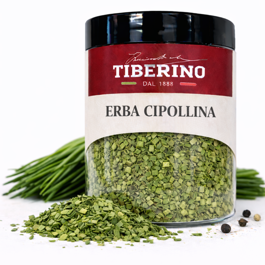 Barattolo trasparente Tiberino 1888 di erba cipollina essiccata, con erba cipollina fresca e grani di pepe.