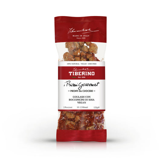 Confezione verticale Tiberino 1888 "I Primi Gourmet" di goulash vegano con bocconcini di soia, 125g, sfondo bianco.
