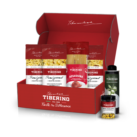 Box gourmet rosso Tiberino 1888 con spaghetti, orecchiette, cavatelli, olio d'oliva e tarallini.