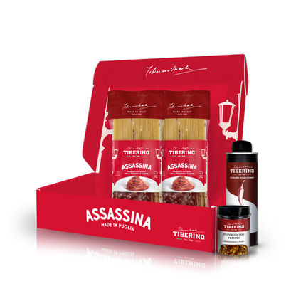 Cofanetto rosso L'Assassina Gourmet BOX con due confezioni di spaghetti Tiberino 1888, olio al peperoncino e peperoncino tritato.