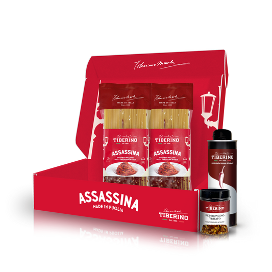 Cofanetto rosso L'Assassina Gourmet BOX con due confezioni di spaghetti Tiberino 1888, olio al peperoncino e peperoncino tritato.
