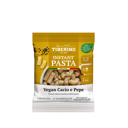 Confezione gialla e bianca di pasta istantanea Tiberino 1888 Vegan Cacio e Pepe, 65g, con pasta cotta e pepe nero.