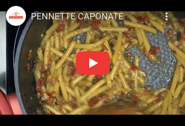Pennette "Caponate" con melanzane, peperoni rossi, olive e capperi al sale